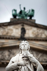 Berlin  Deutschland  das Friedrich Schiller-Denkmal vor dem Konzerthaus von Reinhold Begas