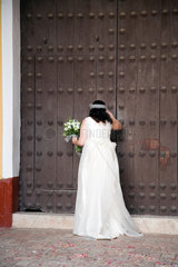 Sevilla  Spanien  Braut klopft an eine Kirchentuer