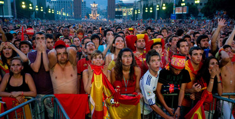 Barcelona  Spanien  Fussballfans beobachten des Endspiels der Fussball-WM