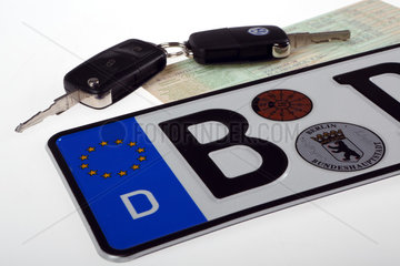 Berlin  Deutschland  Autokennzeichen  -schluessel und Zulassungsbescheinigung