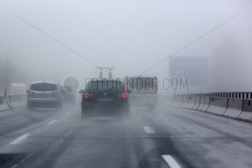 Noesslach  Oesterreich  Symbolfoto  schlechte Sicht auf der Autobahn bei Regen