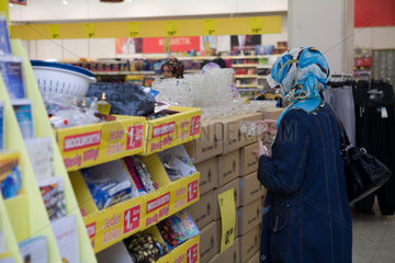 Berlin  Deutschland  eine Frau mit Kopftuch in einem Kaufhaus