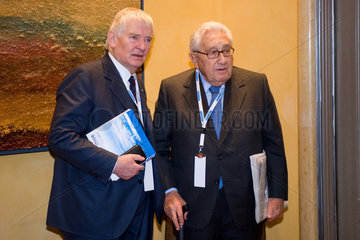 Muenchen  Deutschland  Otto Schily und Henry Kissinger auf der Muenchener Sicherheitskonferenz