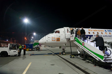Posen  Polen  Flughafen Poznan-Lawica  Passagiere steigen in ein Flugzeug