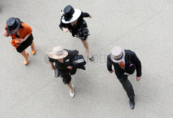 Ascot  Grossbritannien  elegant gekleidete Frauen mit Hut und Mann mit Zylinder beim Pferderennen