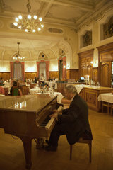 Sils Maria  Schweiz  Pianist spielt im Salon eines Hotels