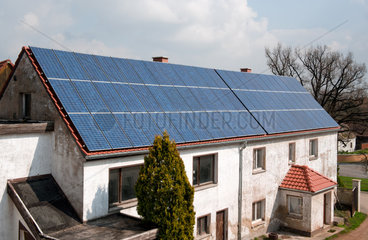 Dresden  Deutschland  Solaranlage auf dem Dach eines alten Hauses