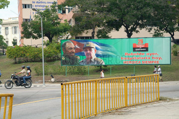 Santiago de Cuba  Kuba  Plakat mit Fidel Castro Ruz und seinem Bruder und jetzigem Praesidenten Raul Castro Ruz