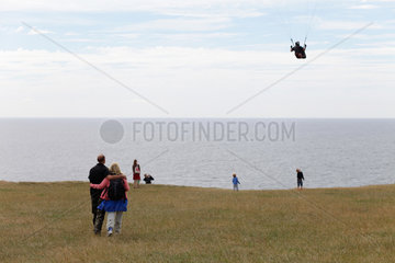 Kaeseberga  Schweden  Paraglider und Spaziergaenger an der Ostseekueste