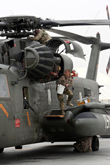 Mazar-e Sharif  Afghanistan  Techniker kontrollieren Transporthubschrauber CH-53