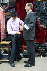 Hong Kong  China  Mann probiert einen Anzug beim Schneider an