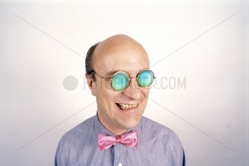 Mann mit komischer Brille
