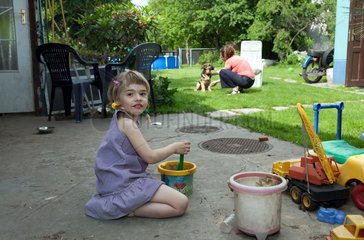 Breslau  Polen  kleines Maedchen beim Spielen im Garten