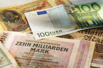 Hamburg  Deutschland  Reichsbanknoten und ein 100 Euro-Schein
