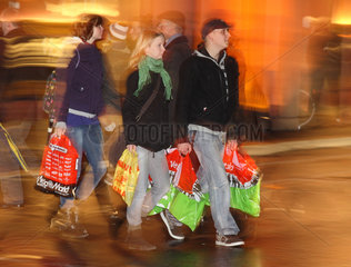 Berlin  Deutschland  Passanten mit Einkaufstueten