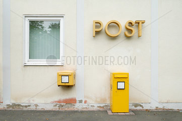 Neuerburg  Deutschland  das Postamt mit zwei Briefkaesten