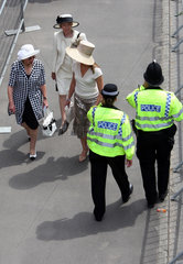 Ascot  Grossbritannien  Frauen mit Hut und Polizisten auf der Ascot High Street