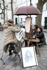Paris  Frankreich  Kunstmalerin auf dem Place du Tertre am Montmartre
