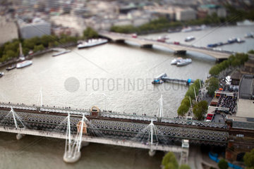 London  Grossbritannien  Blick auf die Hungerford Bridge ueber der Themse