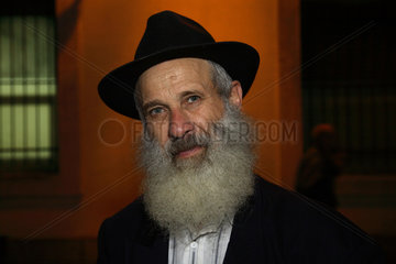 Paris  Frankreich  juedischer Mann vor einer Synagoge