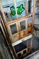 Beelitz-Heilstaetten  Deutschland  ein alter Fahrstuhlschacht im ehemaligen Sanatorium Beelitz-Heilstaetten