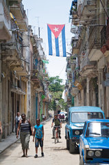 Havanna  Kuba  Flagge Kubas in einer Strasse in Althavanna