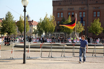 Potsdam  Deutschland  ein Demonstrant der DVU schwenkt die Deutschlandfahne