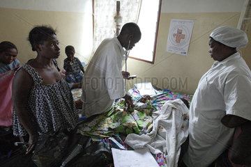 Goma  Demokratische Republik Kongo  Arzt untersucht ein Kleinkind