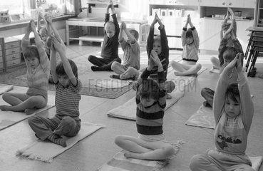 Berlin  DDR  Kinder machen Yoga in einem Kindergarten
