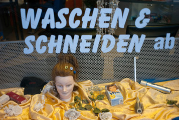 Berlin  Deutschland  skurrile Schaufensterdekoration eines Friseurs