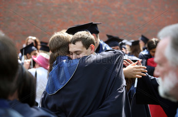 Bremen  Deutschland  Absolventen umarmen sich nach ihrer Abschlussfeier