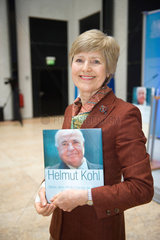 Berlin  Deutschland  Friede Springer mit dem Buch: Helmut Kohl. Meine Jahre als Kanzler. Meine Jahre mit dem Kanzler der Einheit