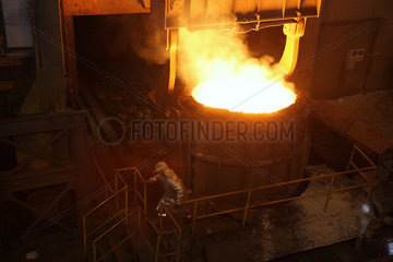 Warschau  Polen  Pfanne in der VPL-Anlage im Stahlwerk ArcelorMittal Warszawa