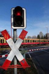 Neuenhagen  Deutschland  Andreaskreuz mit Warnampel und Schranke an einem Bahnuebergang