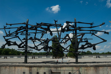 Dachau  Deutschland  Skulptur von Nandor Glid in der KZ-Gedenkstaette Dachau