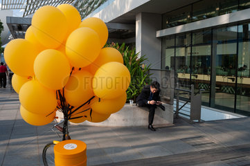 Singapur  Republik Singapur  Gelbe Luftballons in Marina Bay Sands