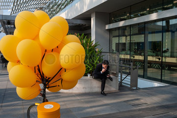 Singapur  Republik Singapur  Gelbe Luftballons in Marina Bay Sands