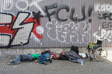 Berlin  Deutschland  Obdachlose am Alexanderplatz