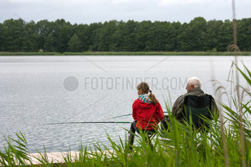 Gallin-Kuppentin  Deutschland  Grossvater und Enkelin angeln am Daschower See