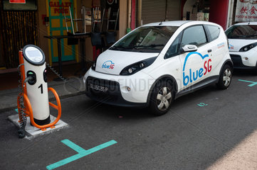 Singapur  Republik Singapur  Elektrofahrzeug an einer Ladestation