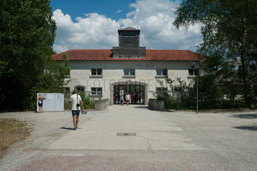 Dachau  Deutschland  Eingangsgebaeude zur KZ-Gedenkstaette Dachau
