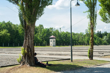 Dachau  Deutschland  Wachturm und Sicherungsanlagen in der KZ-Gedenkstaette Dachau