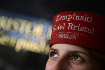 Berlin  Deutschland  Page vor dem Kempinski Hotel Bristol Berlin