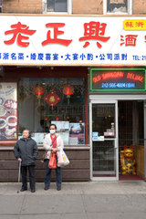 New York City  USA  Einwohner in Chinatown vor einem Restaurant