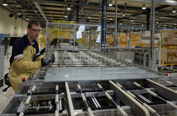 Frankfurt/Oder  Mitarbeiter in der Fertigungshalle von First Solar