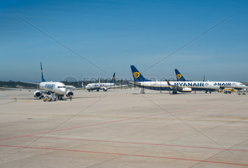 Porto  Portugal  Flugzeuge der Ryanair am Flughafen Porto