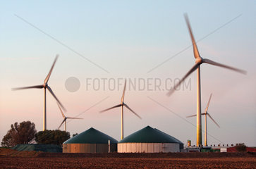 Klausdorf  Deutschland  Windkraftraeder und Biogasanlage