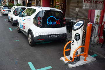 Singapur  Republik Singapur  Elektrofahrzeug an einer Ladestation