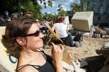 Berlin  Deutschland  eine Frau sitzt in der Strandbar Mitte an der Spree