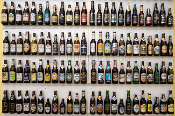 Berlin  Deutschland  viele Biersorten im Regal auf der Gruenen Woche